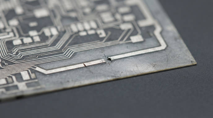 Painetun elektroniikan laaduntarkastusta kuvaava esimerkkikuva